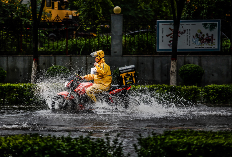 风雨快递哥